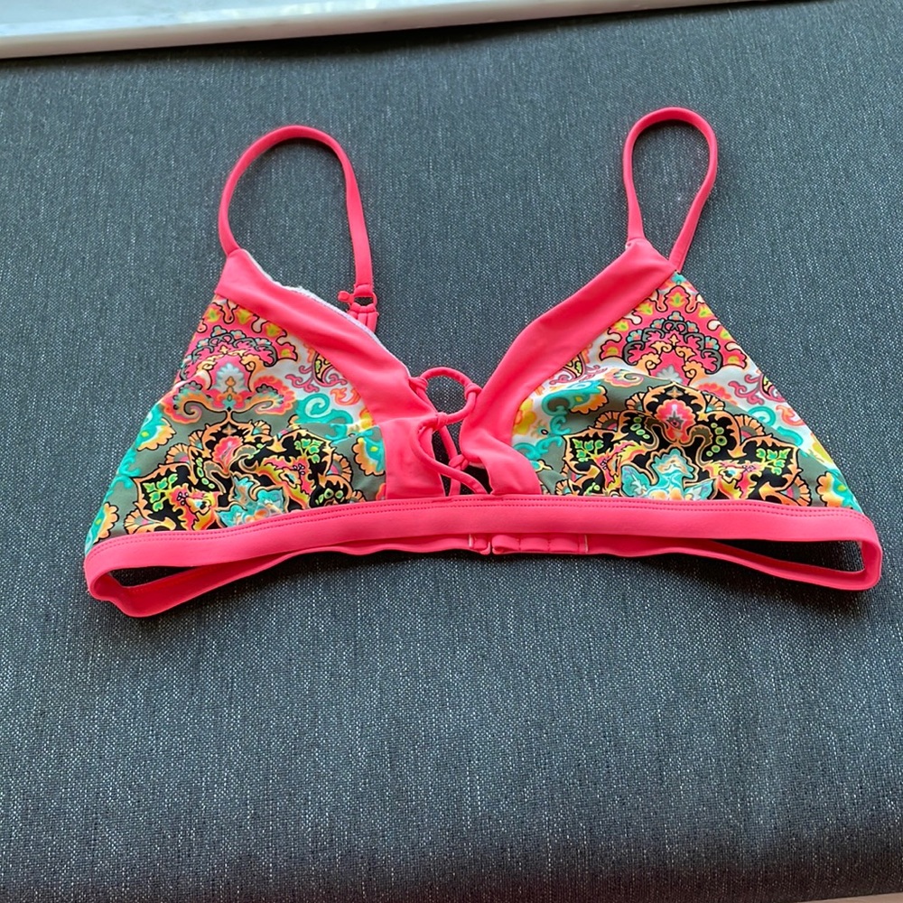 SOLD—BODY GLOVE L NEVER WORN BIKINI TOP